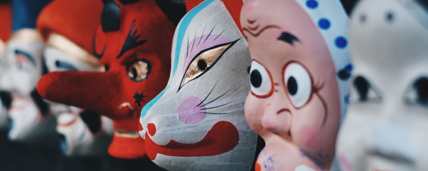 Máscaras japonesas. foto por Finan Akbar en Unsplash, CC0