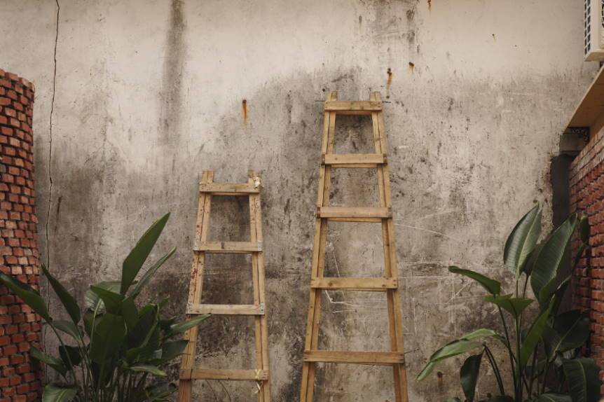 Imagen ornamental que muestra unas escaleras de madera apoyadas en una pared vieja, por Biao Xie en Unsplash - CC0