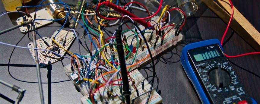 Imagen ornamental, un circuito electrónico simple con cables y un medidor, de Nicolas Thomas, CC0 en Unsplash