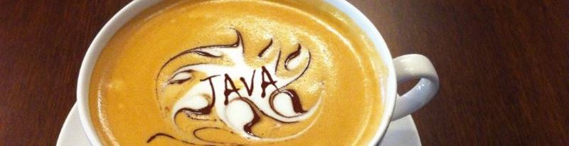 Taza de café con la palabra Java escrita en la espuma