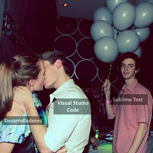 Imagen que muestra una pareja enamorada abrazándose en una fiesta, él VSCode y ella representando a los desarrolladores, y un chico con globos y cara de desencanto que es Sublime Text 