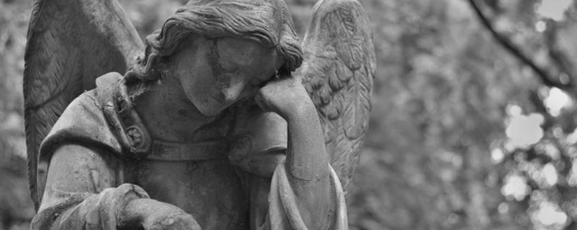 Imagen ornamental - Estatua de piedra de un ángel en un cementerio