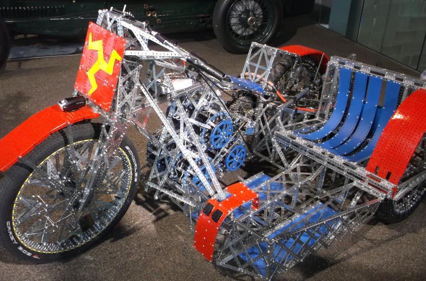 Fotografía de una moto con sidecar a escala real, complicadísima, hecha con piezas de Mecano - Fuente Wikimedia Commons