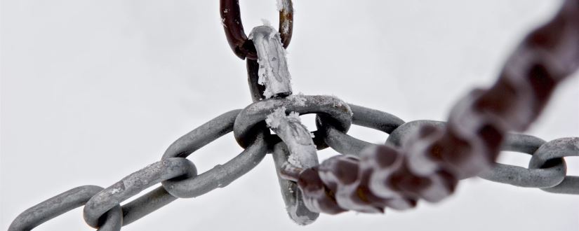 Imagen ornamental de 3 cadenas unidas CC0 por Bryson Hammer en Unsplash