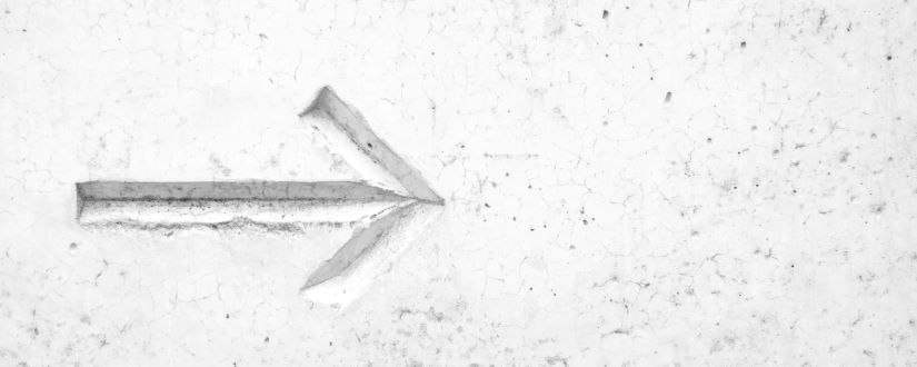Imagen ornamental, una flecha en cemento, por Nicola Jones, @helloimnik, CC0