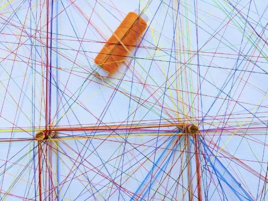 Imagen ornamental, un montón de hilos creando redes entre ellos, por Omar Flores en Unsplash, CC0