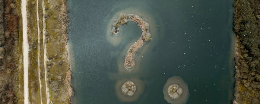 Fotografía ornamental, un signo de interrogación y un punto formado por islas, en Jablines (Francia), por Jules Bss, CC0 en Unsplash