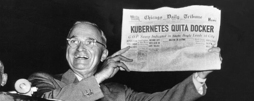 El presidente Harry Truman con la famosa portada en la que se anunciaba erróneamente su derrota frente a Dewey (por las encuestas) cuando en realidad había ganado. Pero pone: Kubernetes quita Docker.