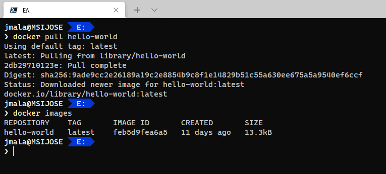 Muestra la línea de comandos con la imagen hello-world listada en local