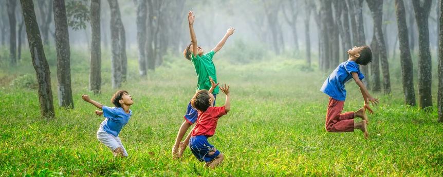 Imagen ornamental de unos niños saltando contentos, por Robert Collins, CC0
