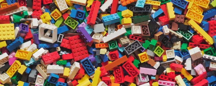 Imagen ornamental: un montón de piezas de Lego todas mezcladas